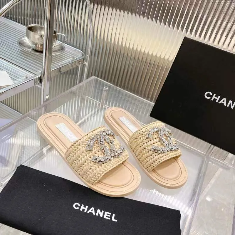 👟👟Ex-factory price 520👟👟 [Ready stock] 𝐂𝐡an𝐞𝐥 23 hot items! bing bing 23 early spring vacation series, the most beautiful rhinestone woven slippers, everyone is crazy to stock up, they are all crazy, it is really long grass, leisurely charm, close your eyes and enter the series!  💭Color: Black/Apricot/White 💭Upper: The upper is made of imported raffia and is fully hand-woven and very comfortable! The hand-made diamond jewelry is sparkling enough 💭Inner pads: imported sheepskin lining and pads 💭Outsole: genuine leather outsole (complex leather outsole with ten grooves and stitching, very particular about material workmanship) 💭Code number: 35-42 (41 and 42 are custom-made and cannot be returned or exchanged)